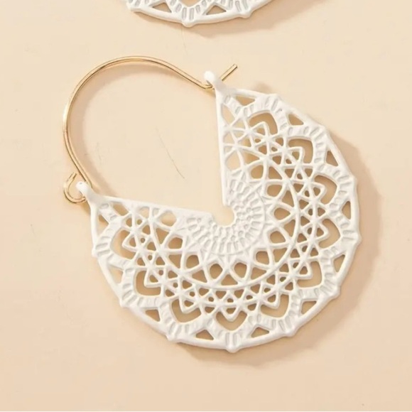 Simple Hollow-Out Earrings - Picture 2 of 3